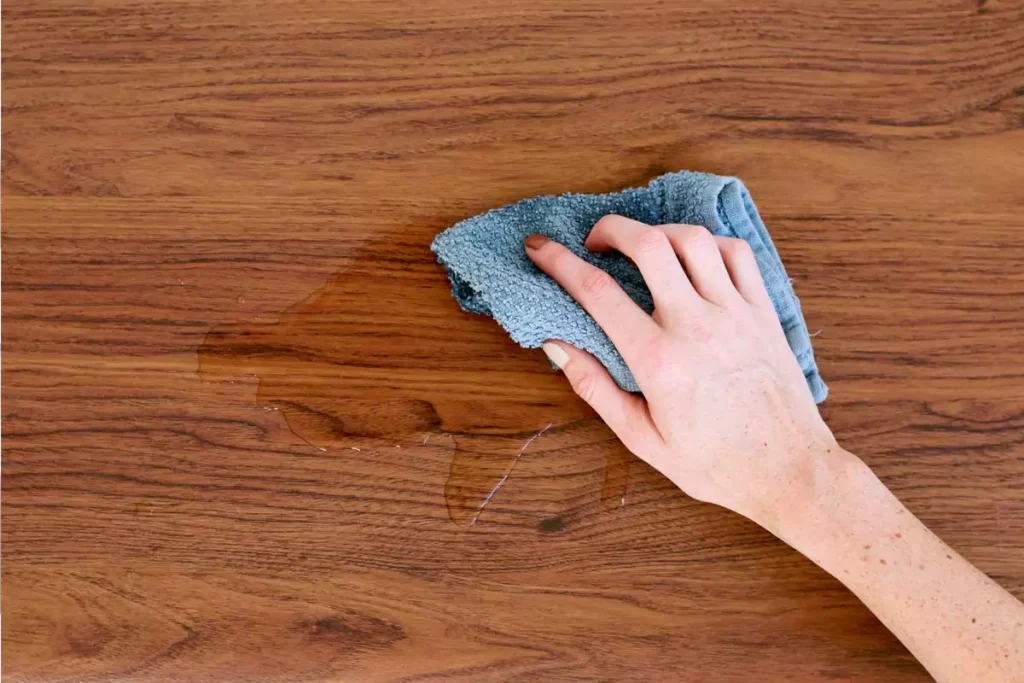 پاک کردن رنگ از سطوح چوبی