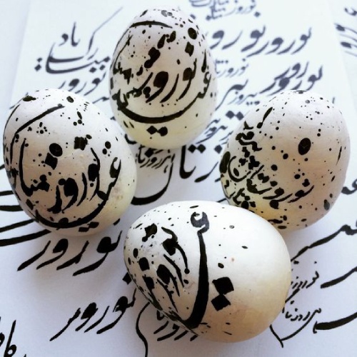 خوشنویسی روی تخم مرغ‌های