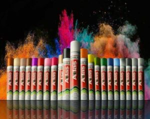 اجرای اسپری رنگ روی سطح فلزی پس از آماده‌سازی زیرکار
